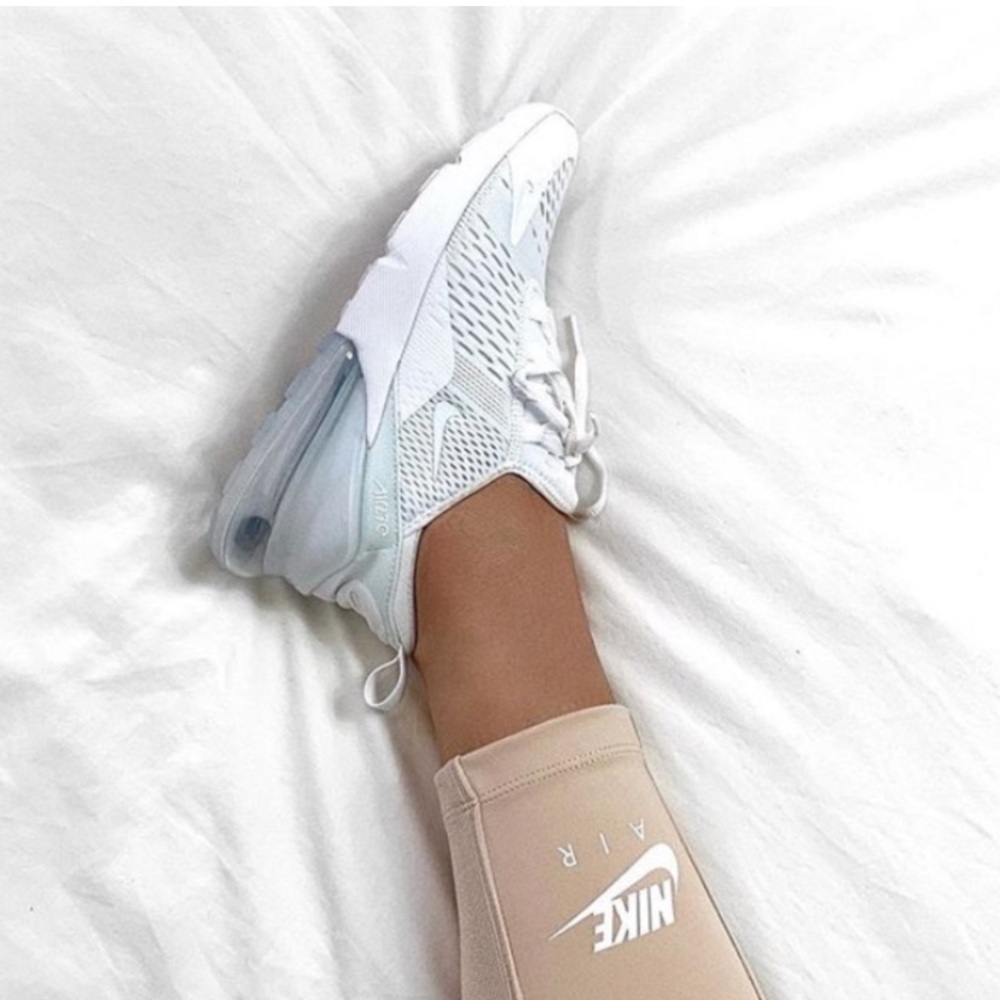 Nike Women's Air Max 270 Sneaker Black White 6.5 - Picture 16 of 16